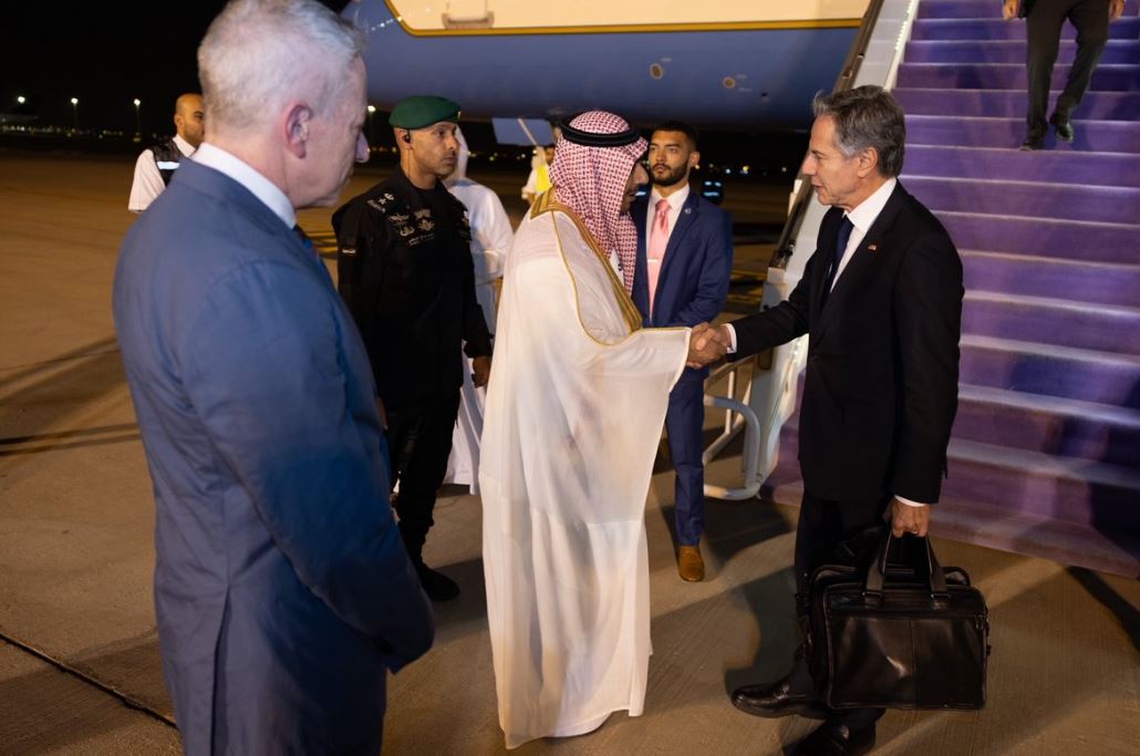 Secretario de Estado de visita en Arabia 