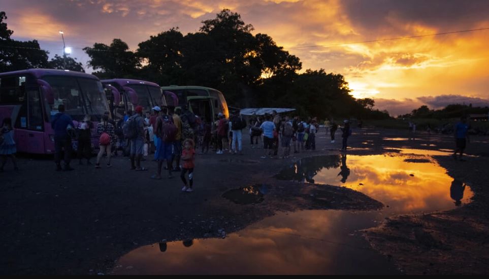 Personas que llegan tras cruzar la selva del Darién.