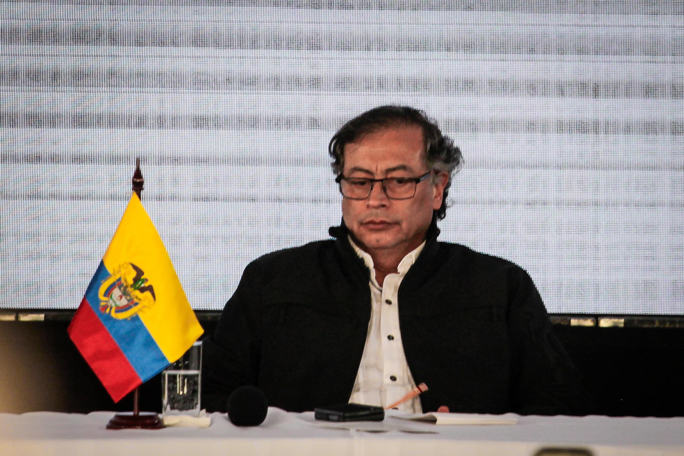 Presidente de Colombia pensativo 