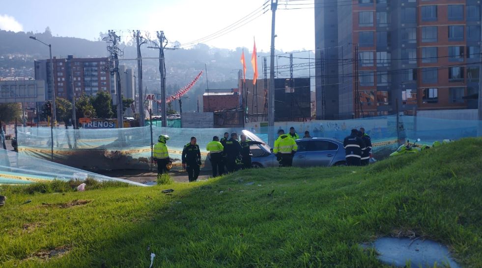 Policías revisando un carro con un cadaver 