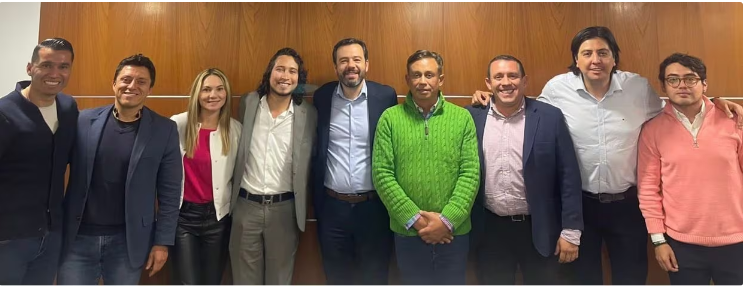 Alcalde electo junto a concejales del partido Alianza Verde / Cortesía prensa 
