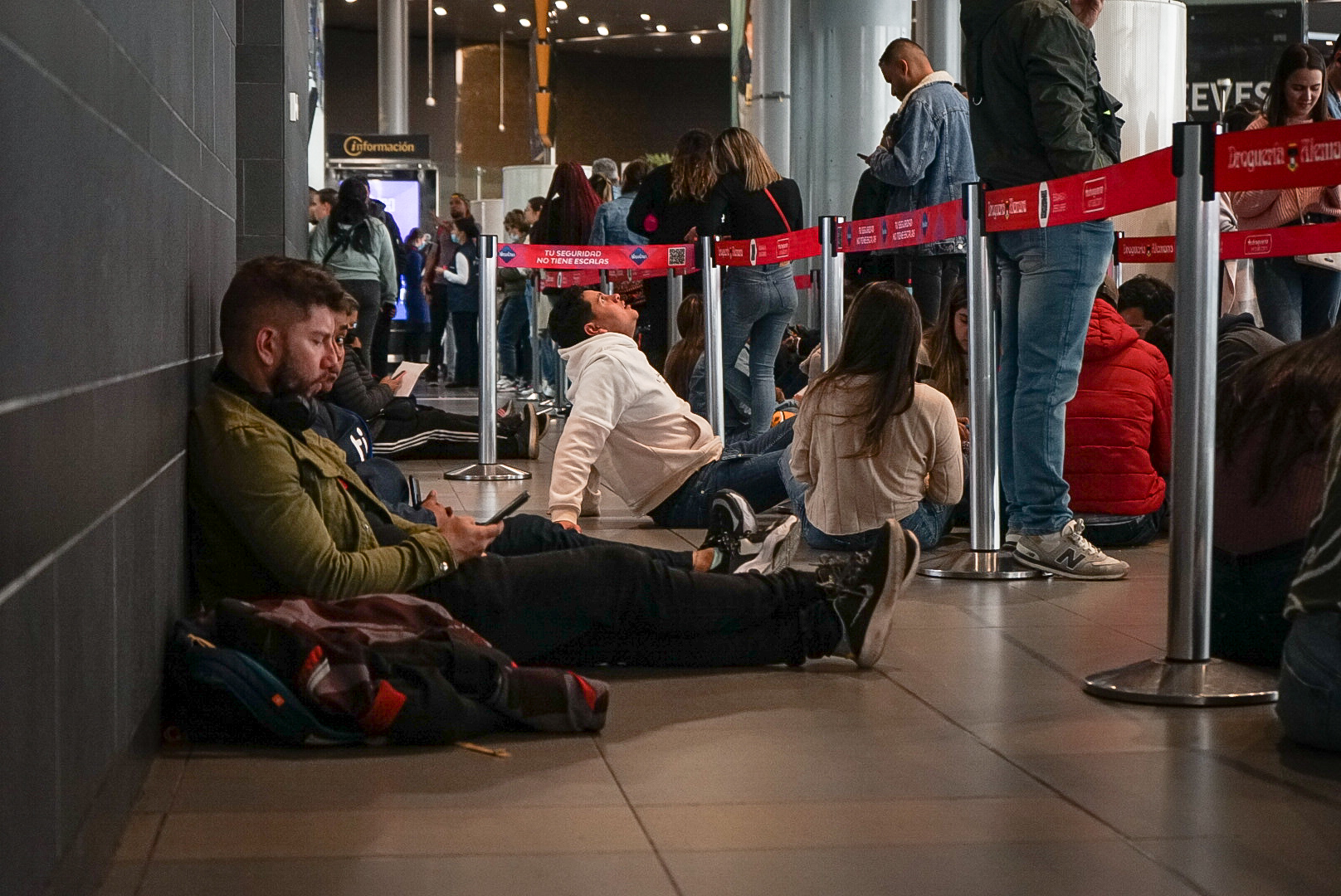 Pasajeros esperando en el Aeropuerto / Catalina Olaya - ENS 