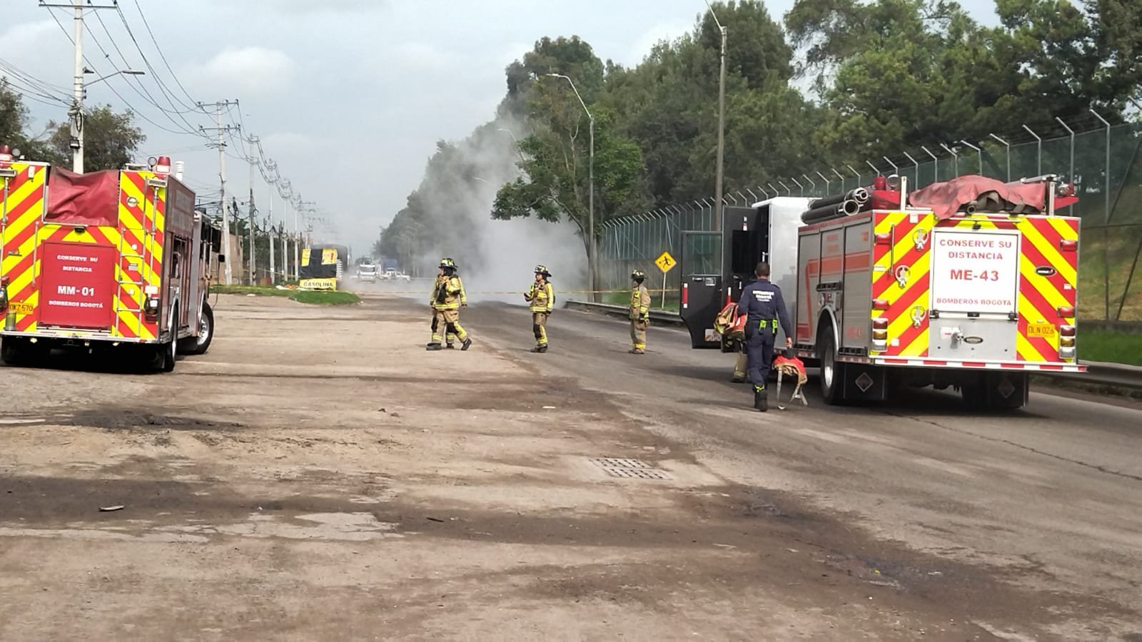 Bomberos controlando sustancia tóxic