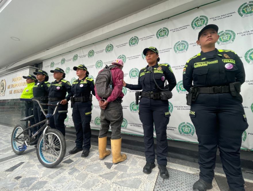 Policia custodia al abusador 