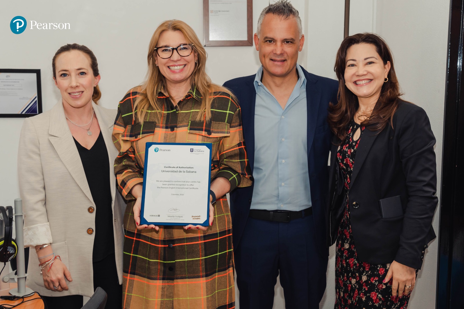 La Universidad de la Sabana y Pearson, la compañía líder mundial en aprendizaje, firmaron un convenio mediante el cual la institución educativa se incorpora a la red de centros autorizados para administrar las certificaciones internacionales del idioma inglés denominadas “Pearson English International Certificate” para Colombia