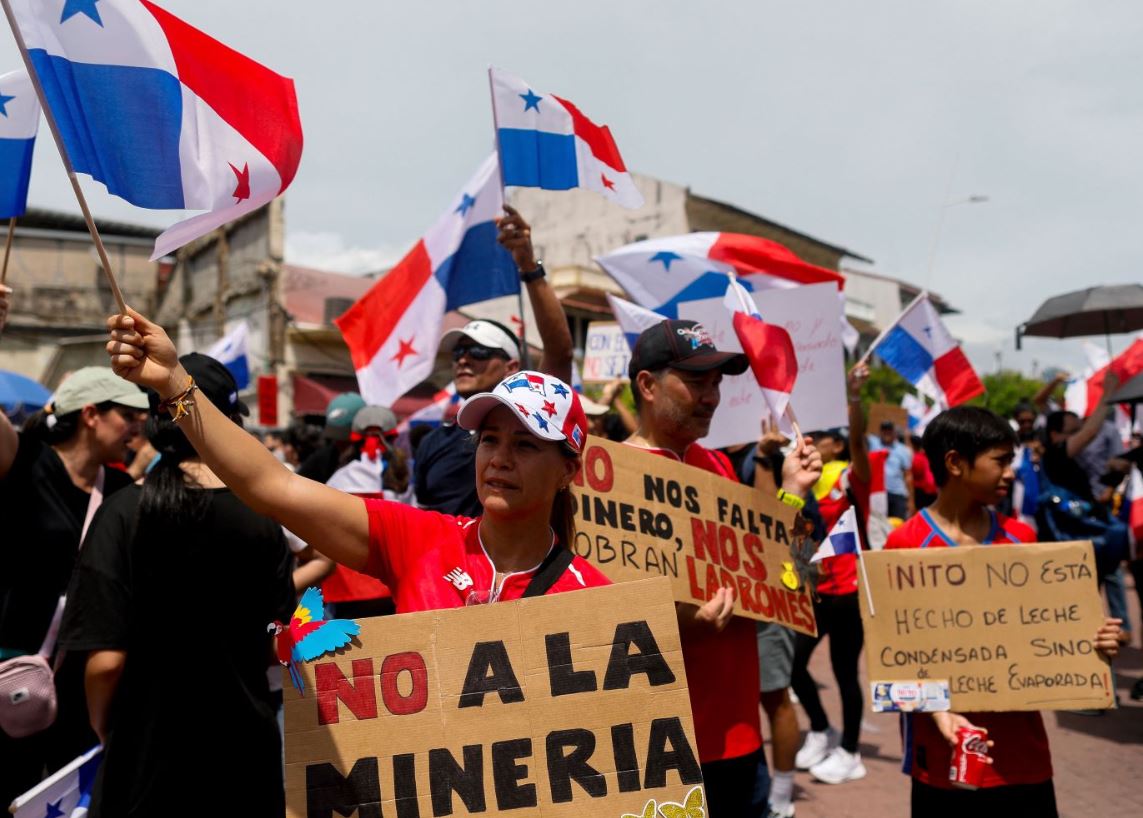 Panameños protestan contra minería