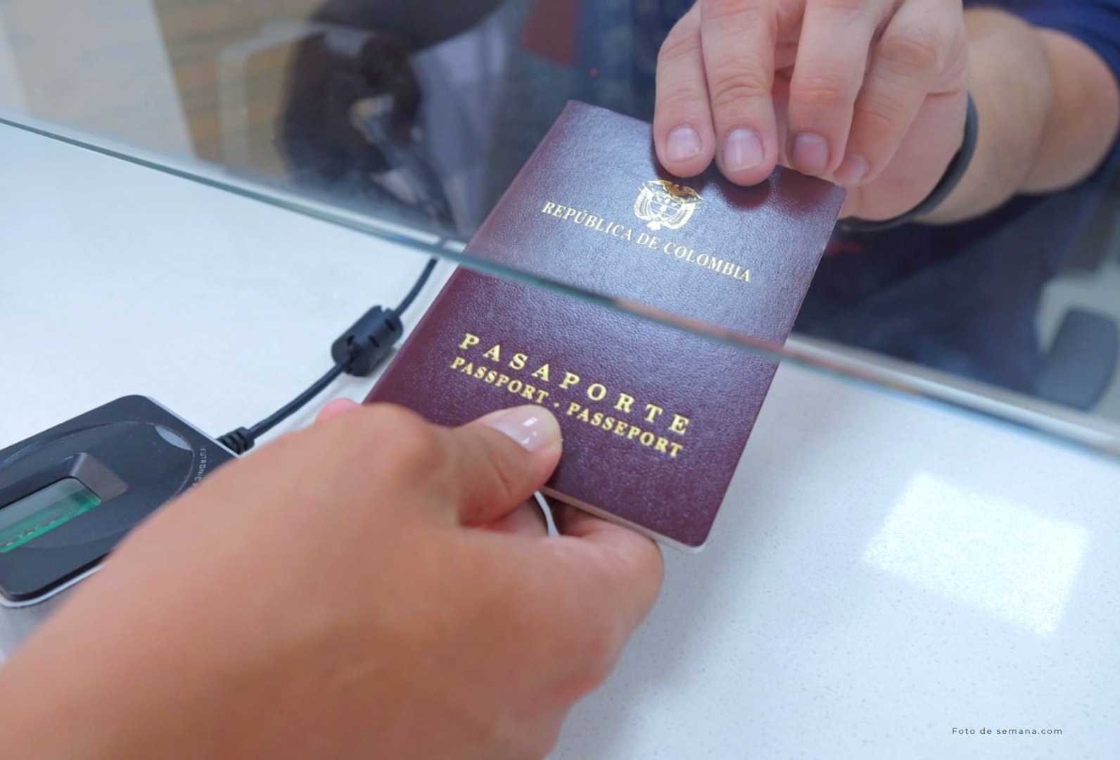 Lio con pasaportes