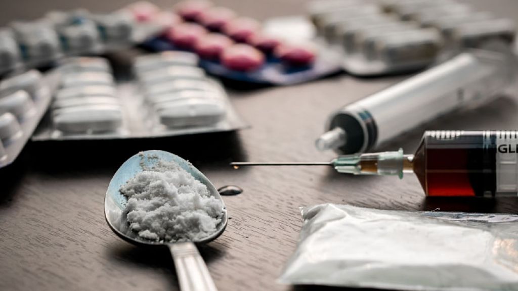 Alud de críticas al gobierno por derogación de decreto sobre drogas