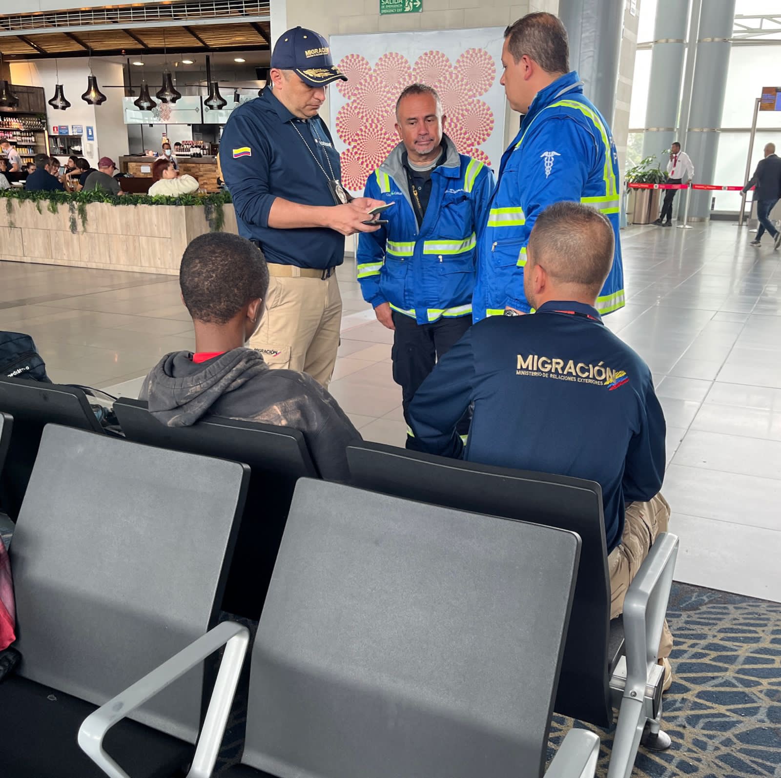 NIÑOS HALLADOS en el Aeropuerto de El Dorado por Migración Colombia. /@MigracionCol