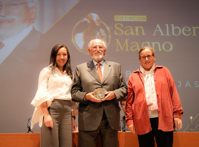 . En la foto Raquel Bernal, rectora de la Universidad de Los Andes; Alejandro Santo Domingo, empresario; y Paula Samper, vicepresidenta del Consejo Superior.