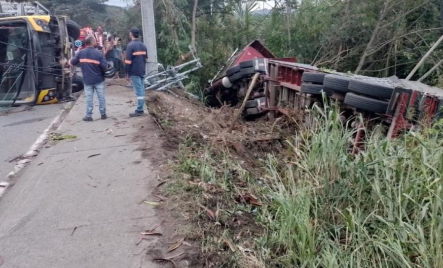 tractocamión se estrelló contra buseta de Megabús