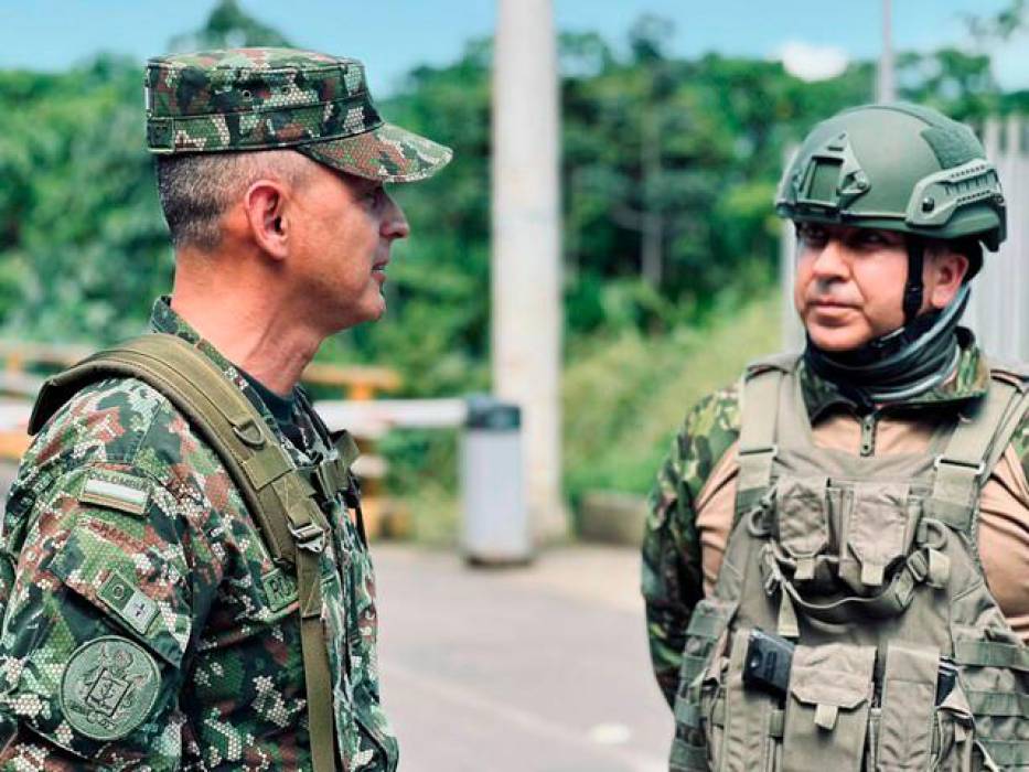 Comandantes de las Fuerzas Militares de Colombia y Ecuador reunidos en la frontera / Fuerzas Militares de Colombia