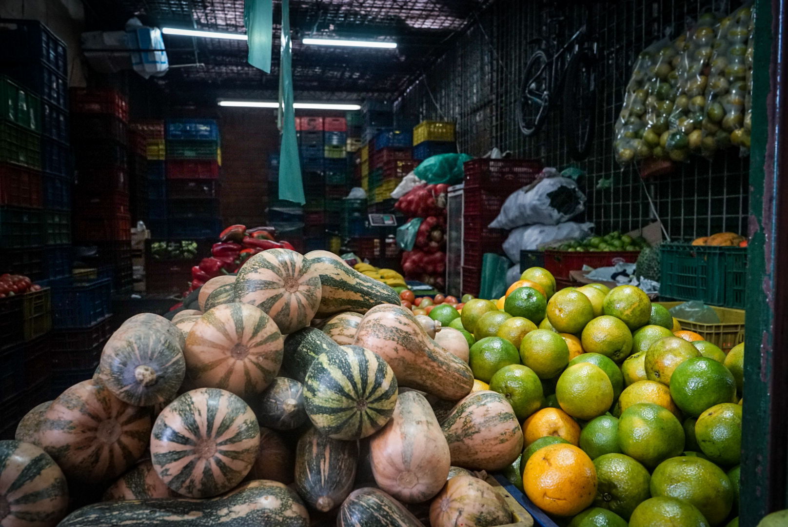 Plaza de mercado con frutas y verduras