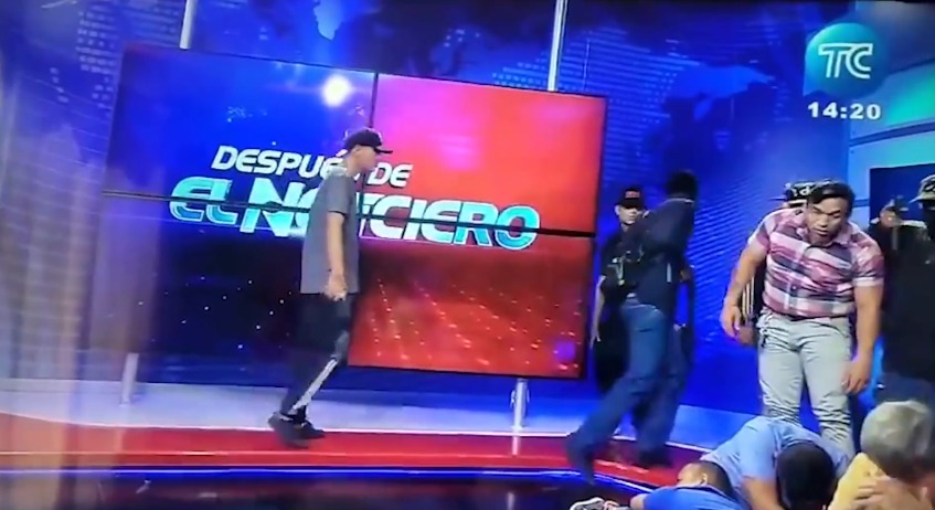 Hombres armados en canal de TV en Ecuador 