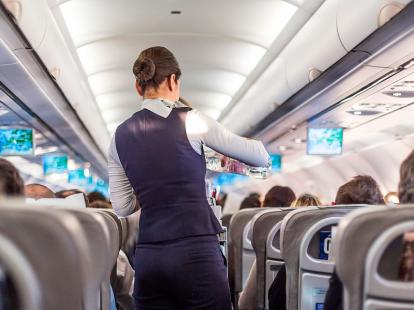 Esta iniciativa obedece a la creciente intolerancia de muchos pasajeros antes, durante y después de un vuelo / AFP