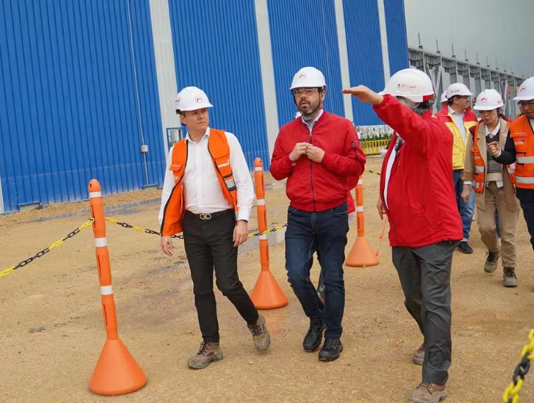 Alcalde Mayor en patio taller del Metro de Bogotá / Prensa Carlos Fernando Galán 