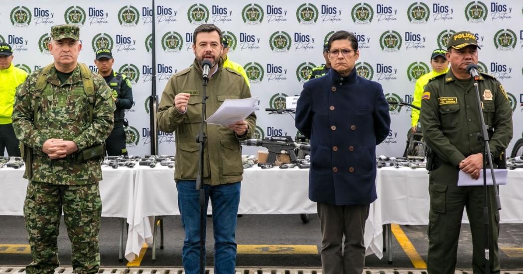 Izquierda a derecha: Brigadier general Rodolfo Morales, comandante Brigada 13 del Ejército; Carlos Fernando Galán, alcalde de Bogotá; Cesar Restrepo, secretario de Seguridad y general José Daniel Gualdrón, comandante Policía de Bogotá / Alcaldía Mayor 