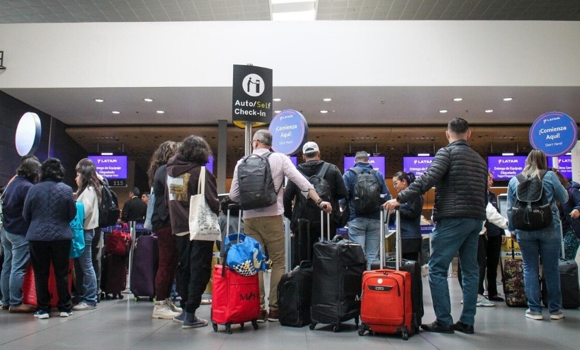 Viajeros esperando en el Aeropuerto El Dorado