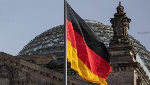 Bandera de Alemania ondeando en el Reichstag 