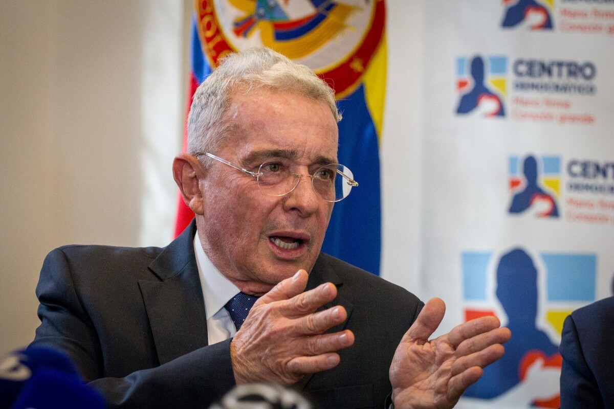 Petro no puede impedir a Fuerza Pública proteger a los civiles: Uribe