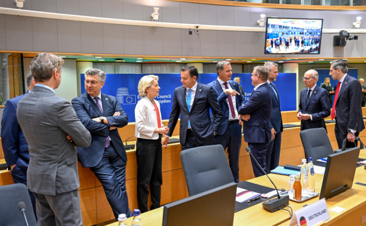 LÍDERES y representantes de la UE conversan antes de una cumbre para discutir la elección del Presidente del Consejo Europeo
