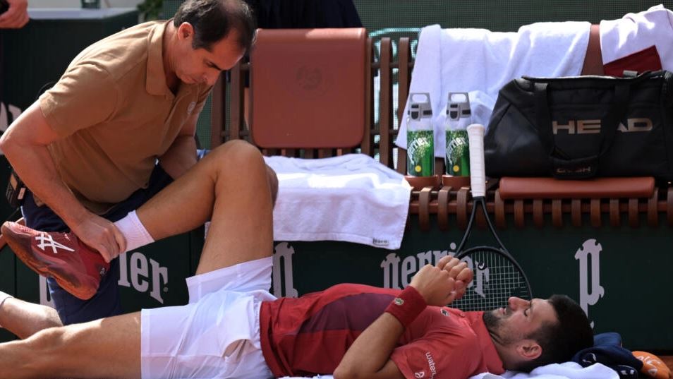 Djokovic se retira de Roland Garros,
