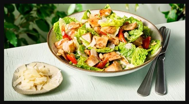 Esta ensalada va más allá de ser un simple plato; es un símbolo de la fusión de culturas y sabores que caracteriza a la gastronomía mexicana.  FOTO: Nestle