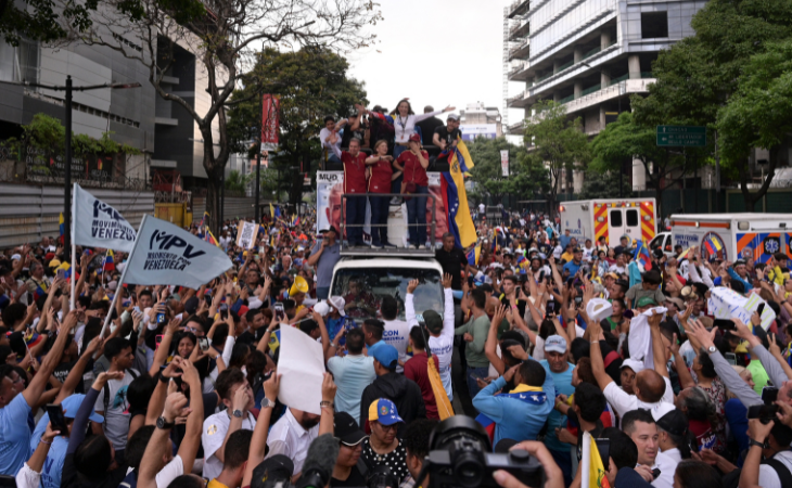 El candidato presidencial Edmundo González (centro-izquierda) y la líder opositora María Corina Machado (centro-arriba) en el mitin de este jueves en Caracas con el que oficialmente se inicia la campaña para la presidencial./AFP