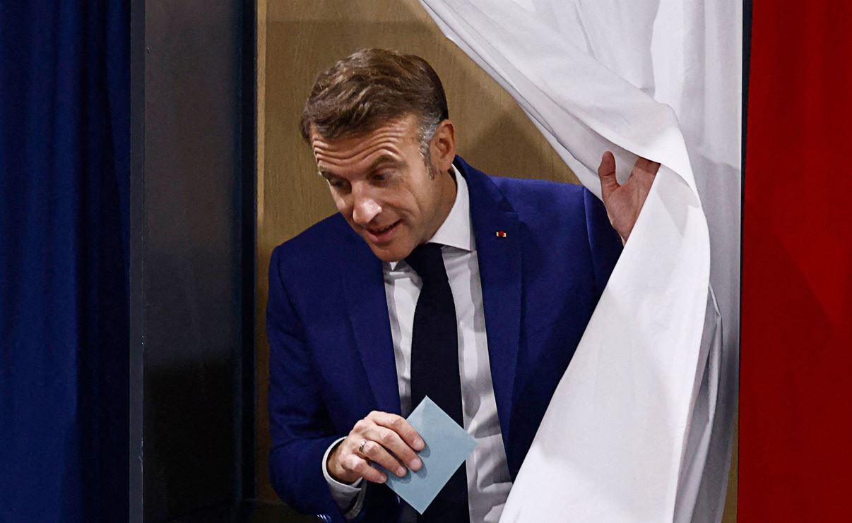 Macron votando