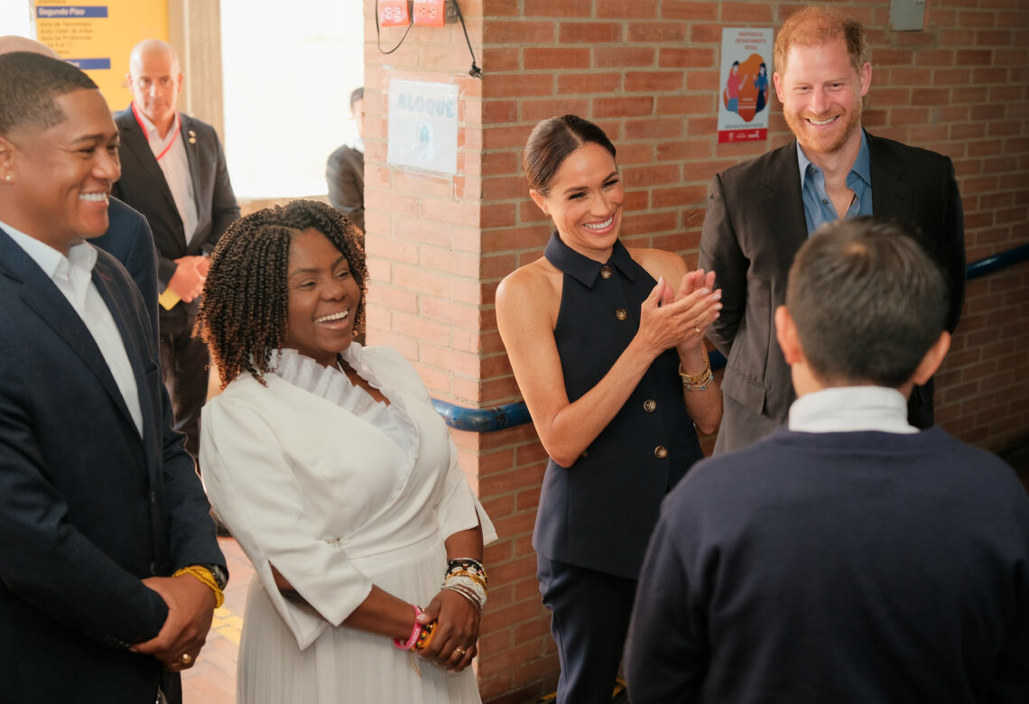 El príncipe Harry y su esposa Megan visitaron un colegio en Bogotá