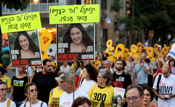 GRITANDO consignas y ondeando banderas nacionales, cientos de israelíes marcharon este jueves en Tel Aviv 