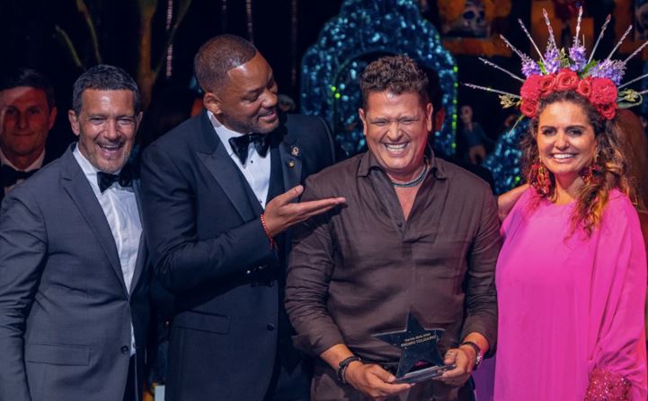Will Smith entrega premio a Carlos Vives por su labor filantrópica