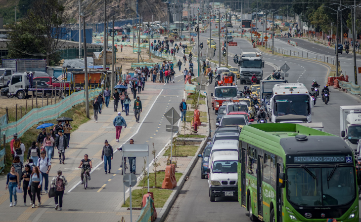 Ciudadanos caminando hacia sus destinos por falta de sistemas de transporte / Daniel Soriano - ENS   