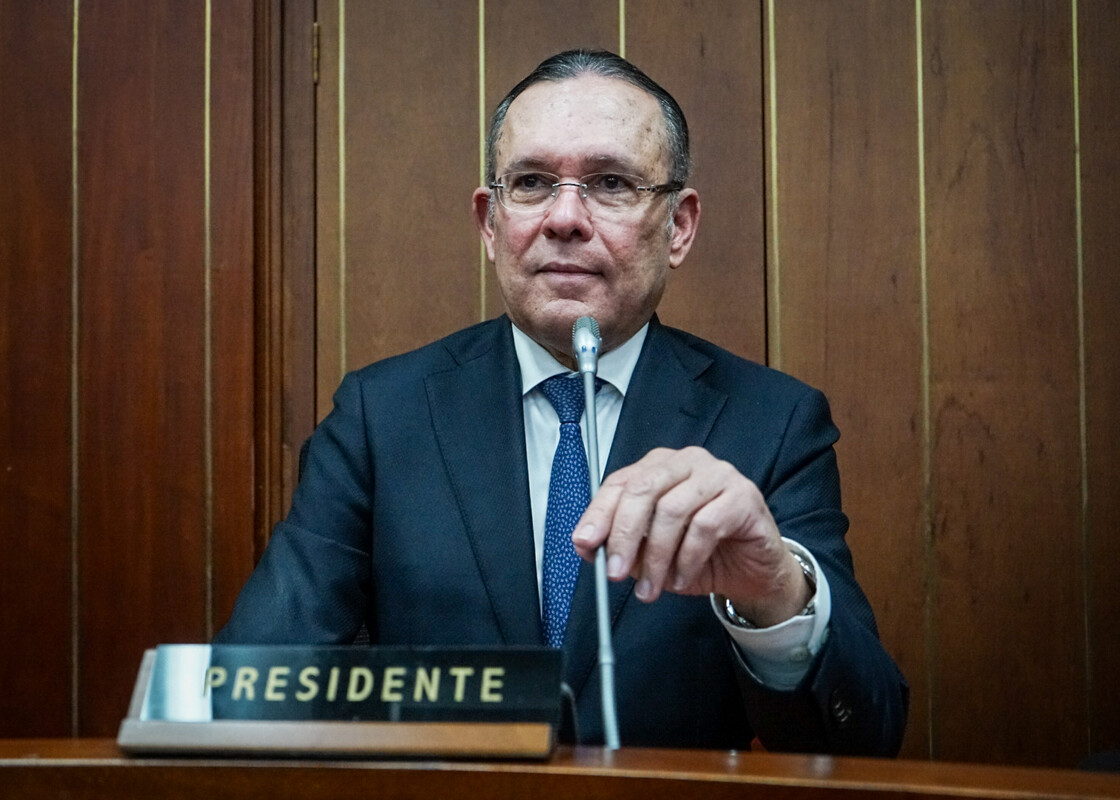 Gobierno no puede decretar un presupuesto desfinanciado en $12 billones: Cepeda