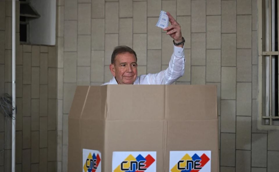 Edmundo González votando en las elecciones de Venezuela 