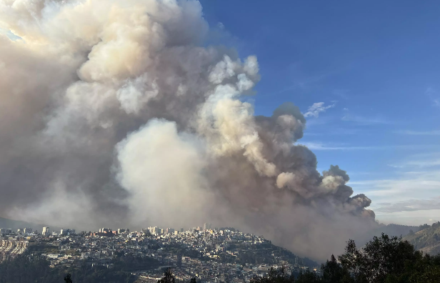 Humo de un incendio en Quito