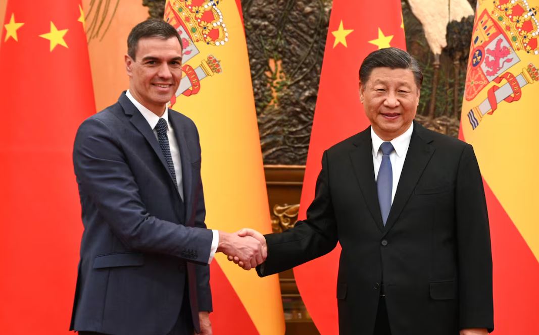 Pedro Sánchez estrecha la manos de Xi Jinping