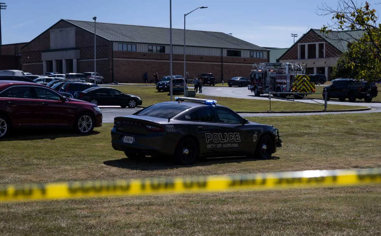 Policía afuera de Colegio de Estados Unidos