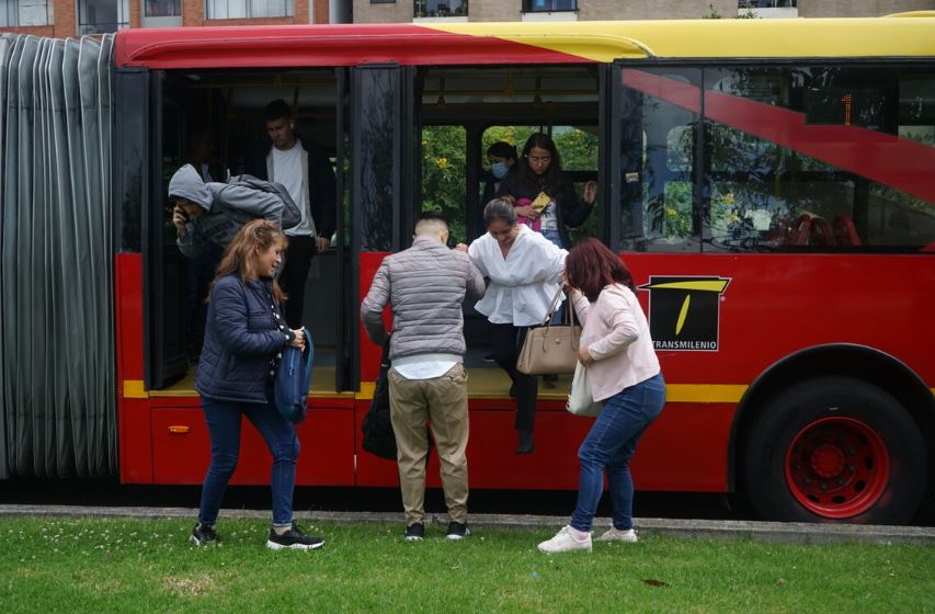 Personas bajándose de Transmilenio por manifestaciones 