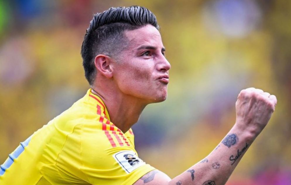 James Rodríguez celebrando con la camiseta de Colombia