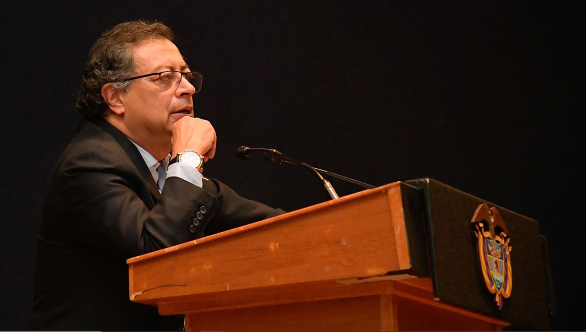 Gustavo Petro hablándole al público