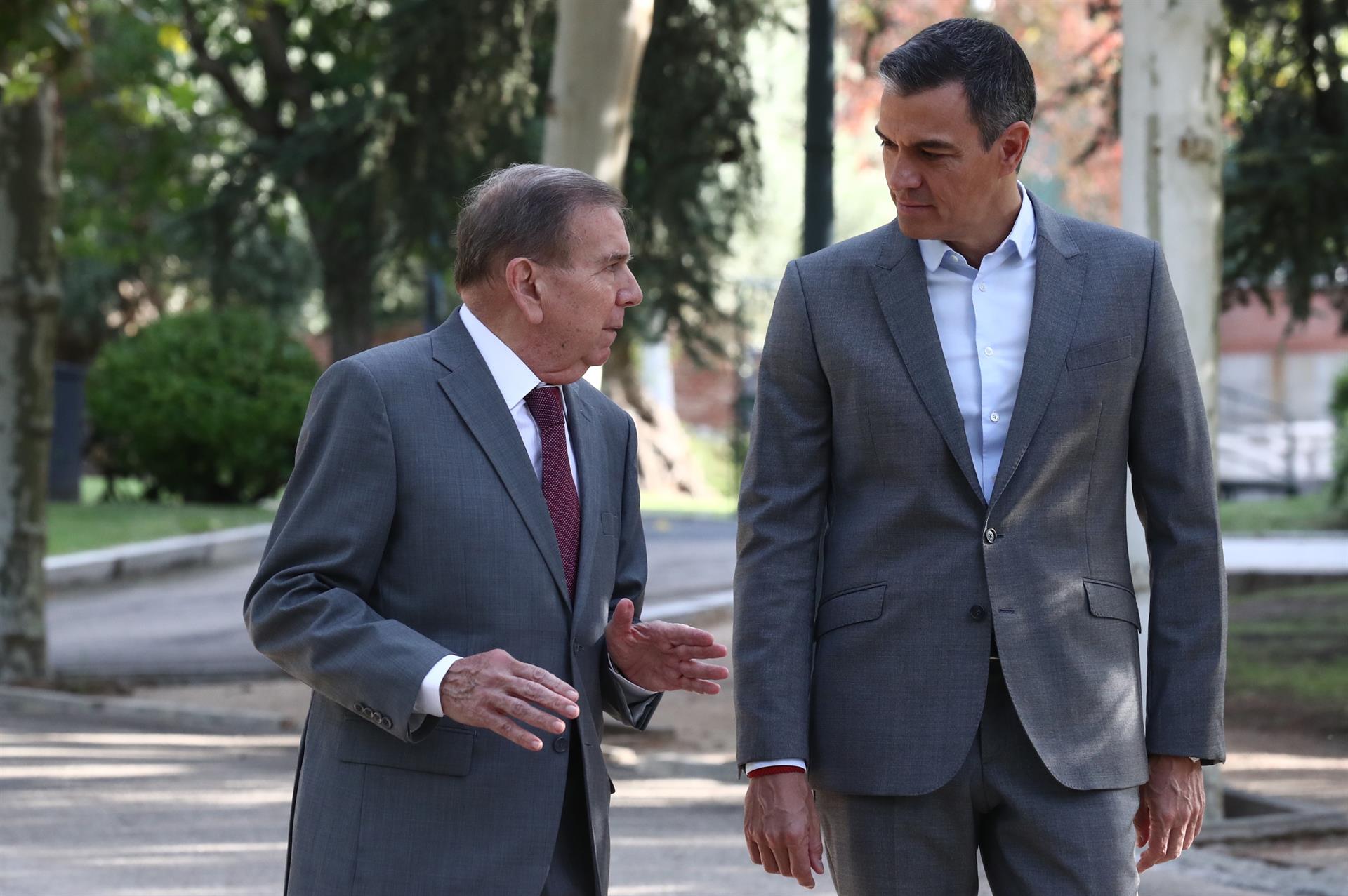 Edmundo González junto a Pedro Sánchez