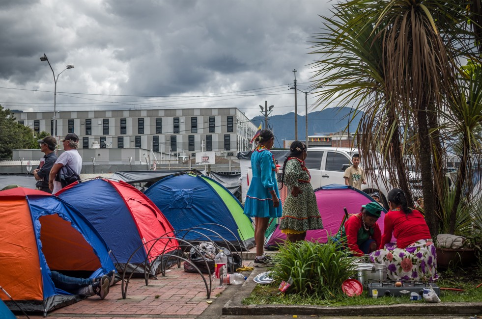 Indígenas Emberá se asientan en la sede de la Agencia Nacional de Tierras de Bogotá / Foto: El Nuevo Siglo - Daniel Soriano