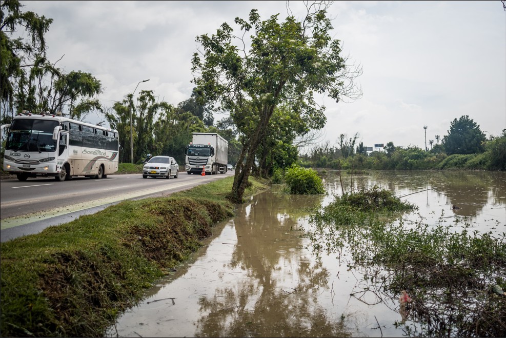 Las inundaciones en la Autopista Norte, perjudicaron a miles de ciudadanos que se encontraban movilizándose dentro y fuera de este corredor / ENS - Daniel Soriano