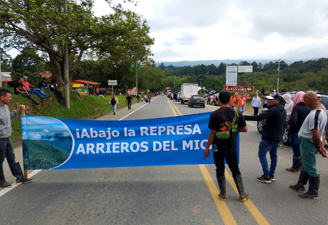 Campesinos mantienen bloqueos en vía Panamericana