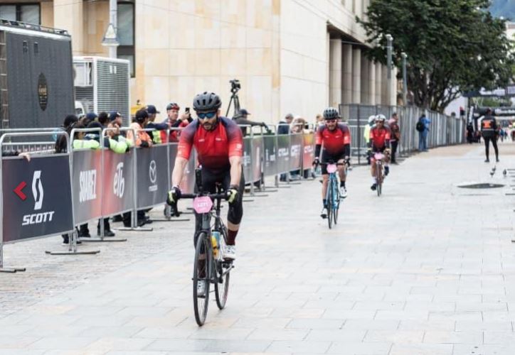 Llegada de los ciclistas y aficionados a la meta en La Plaza de Bolívar.