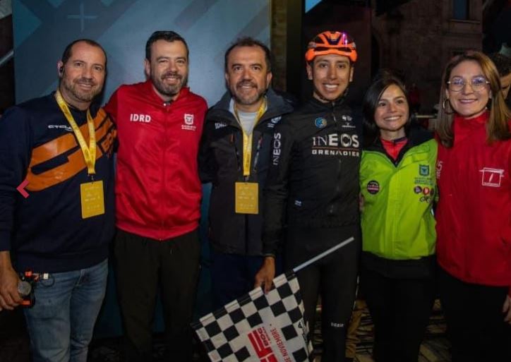 Imagen tomada en la madrigada de este domingo, minutos previos a la apertura de la Plaza de Bolívar para el ingreso de los participantes del Gran Fondo de Ciclismo.