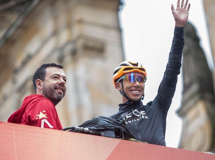  Alcalde Carlos Fernando Galán junto a Egan Bernal en la salida del Gran Fondo de Ciclismo de Bogotá.