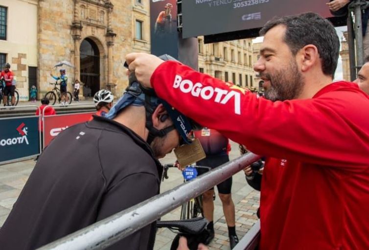 Alcalde Carlos Fernando Galán entregando medalla a uno de los competidores del Gran Fondo de Ciclismo de Bogotá