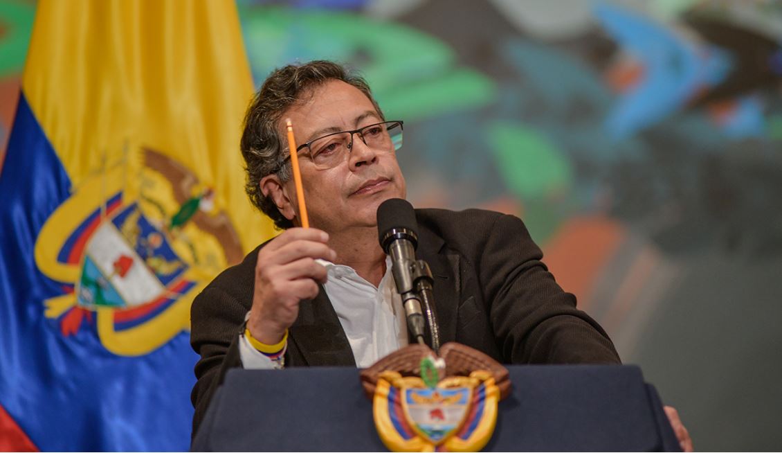 Gustavo Petro con lápiz